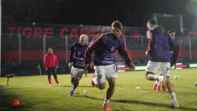 Mateo Silvetti y el resto de los jugadores de Newell's, en los ejercicios precompetitivos.