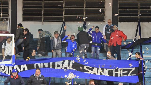 La hinchada de Echagüe a pleno.