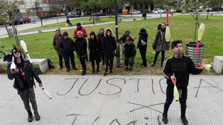 Allegados a Jimi Altamirano frente al Centro de Justicia Penal. Una fiscal pidió allí 18 años de codena para el acusado del asesinato por otros dos hechos con armas.