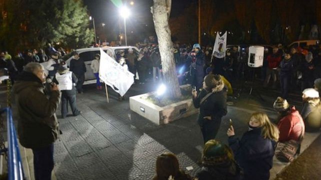 Después de estar más de 15 horas encerrada, Alicia Kirchner pudo salir de la gobernación