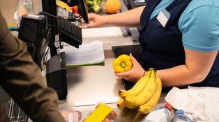 Por la suba del dólar y depreciación del peso, las industrias alimenticias remarcaron los alimentos. Llegaron a los supermercados listas de precios con aumentos