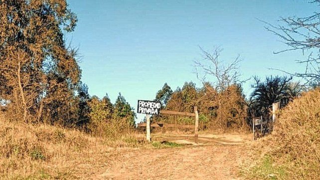 El campo donde fue citado el empresario es uno de los caminos aledaños al camping La Tortuga Alegre.