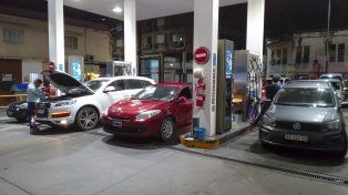 Las colas en la YPF de calle 25 de Junio de Paraná.