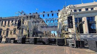 Todo listo en el escenario principal del centro paranaense para Viví Paseo 25 de Mayo