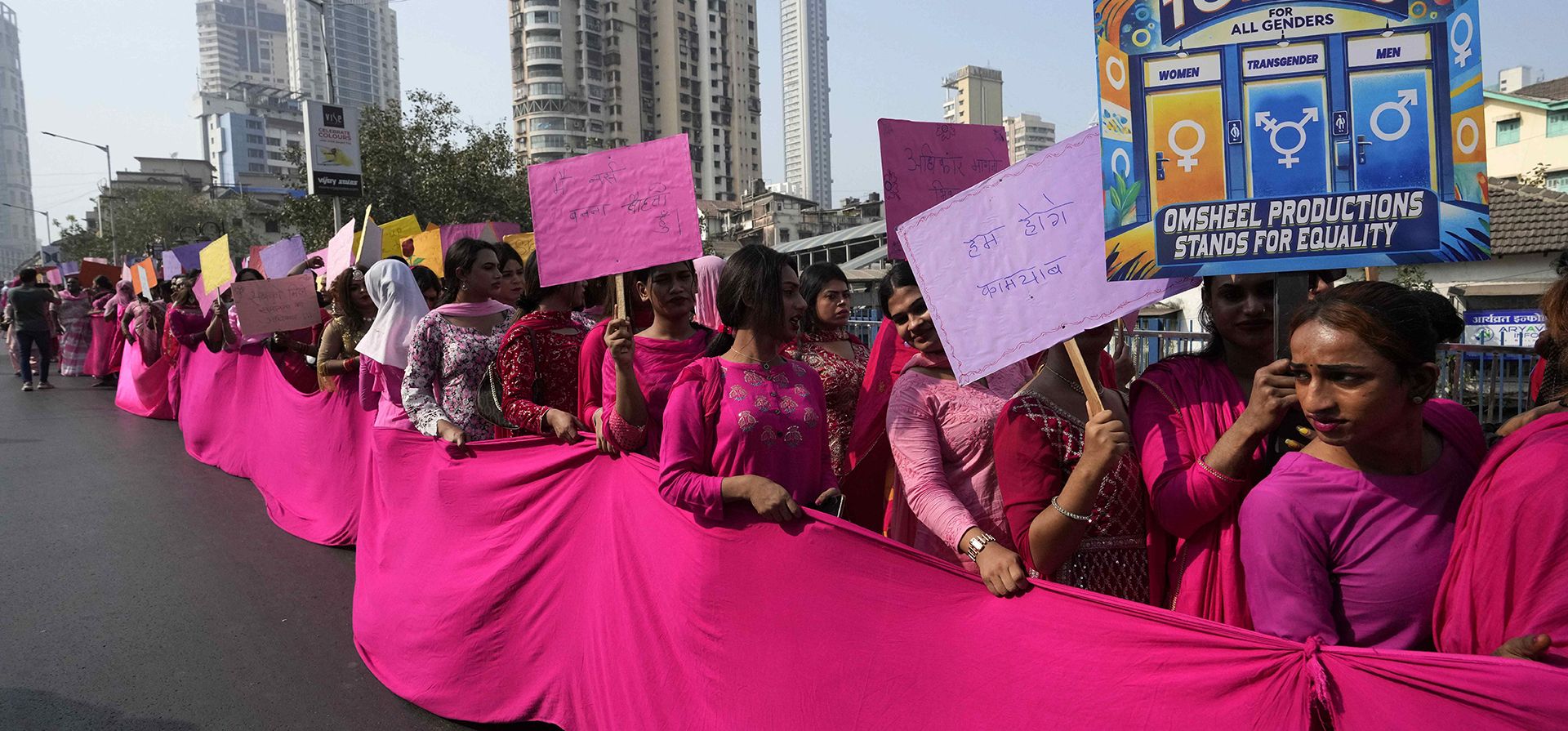 Miembros de la comunidad transgénero participan en una manifestación rosa, organizada por Kinnar Maa Trust, en Mumbai, el lunes 13 de enero de 2025, para crear conciencia sobre los derechos constitucionales de las personas transgénero. (Foto AP/Rajanish Kakade) Miembros de la comunidad transgénero participan en una manifestación rosa, organizada por Kinnar Maa Trust, en Mumbai, el lunes 13 de enero de 2025, para crear conciencia sobre los derechos constitucionales de las personas transgénero. (Foto AP/Rajanish Kakade)