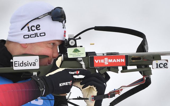 El noruego Johannes Dale en acción durante el Sprint de 10 km masculino en la Copa del Mundo de Biatlón en Oberhof