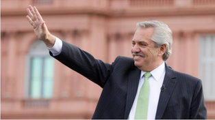 Fernández saludó en el Patio de las Palmeras a los trabajadores de la Casa Rosada con motivo de la celebración de las fiestas de fin de año.