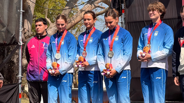Elena Cerrudo (la primera de la derecha) recibe la medalla de plata. 
