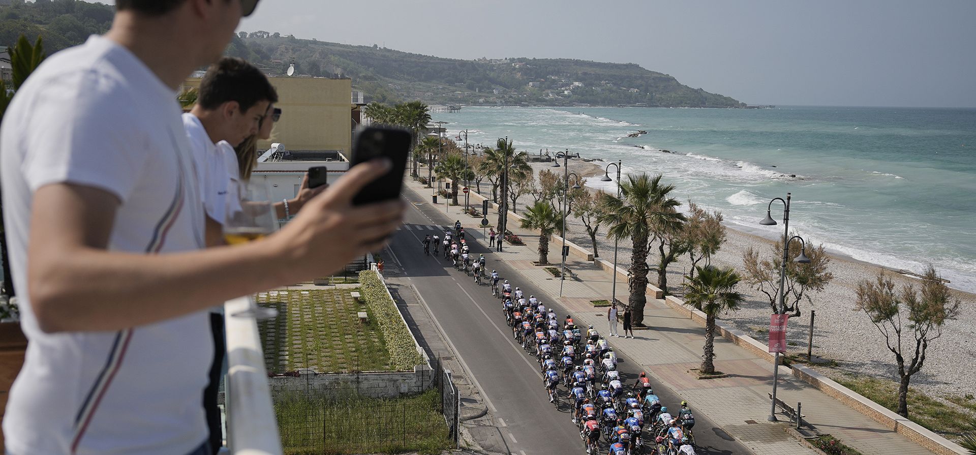 Ciclistas recorren la costa durante la undécima etapa del Giro de Italia, carrera ciclista del Giro de Italia, desde Foiano di Val Fortore hasta Francavilla al Mare, Italia, el miércoles 15 de mayo de 2024. (Marco Alpozzi/LaPresse vía AP) Ciclistas recorren la costa durante la undécima etapa del Giro de Italia, carrera ciclista del Giro de Italia, desde Foiano di Val Fortore hasta Francavilla al Mare, Italia, el miércoles 15 de mayo de 2024. (Marco Alpozzi/LaPresse vía AP)