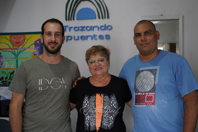 Martín Gallastegui, Majo Duarte y Matías Colazo en la sede de la ONG Trazando Puentes, en Roldán