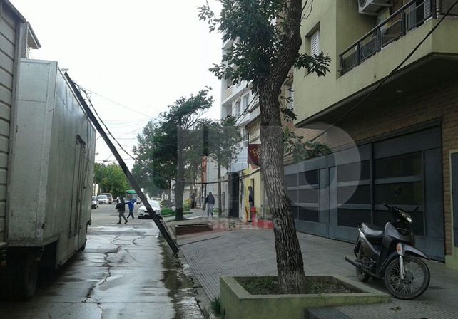 Video: un camión tumbó un poste de luz en el macrocentro santafesino