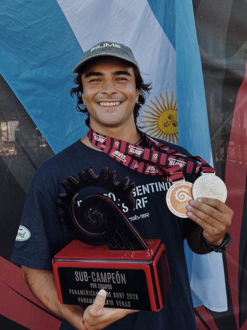 El rosarino Santino Basaldella luciendo el trofeo del subcampeonato conseguido por Argentina.