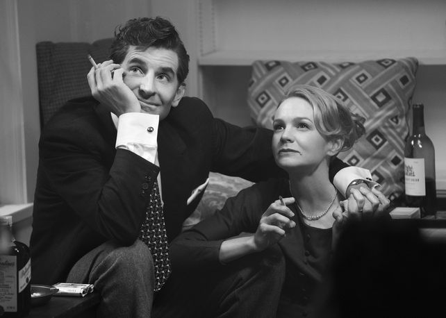 Bradley Cooper y Carey Mulligan interpretan a Leonard Bernstein y su esposa Felicia Montealegre.