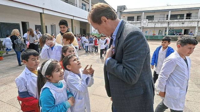 Paranacito: Bordet dispuso de más lanchas para trasladar alumnos