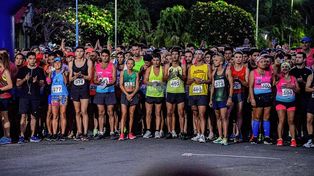 Más de 1.500 atletas participaron en la Carrera Nocturna.