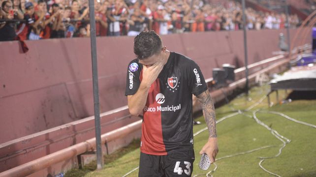 No se contuvo. El mediocampista se retira de la cancha sin ocultar las l&aacute;grimas