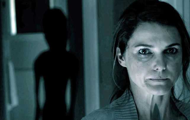 No son de acá. Una historia sobre invasión extraterrestre ubicada puntualmente sobre un hogar de una pequeña ciudad norteamericana.