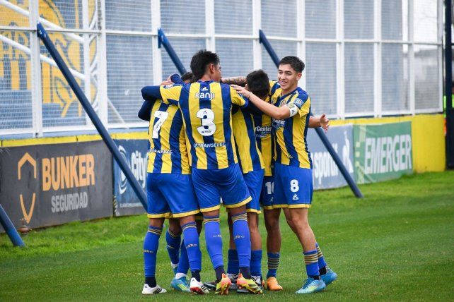 Los pibes de Central celebran el gol de Giovanni Cantizano