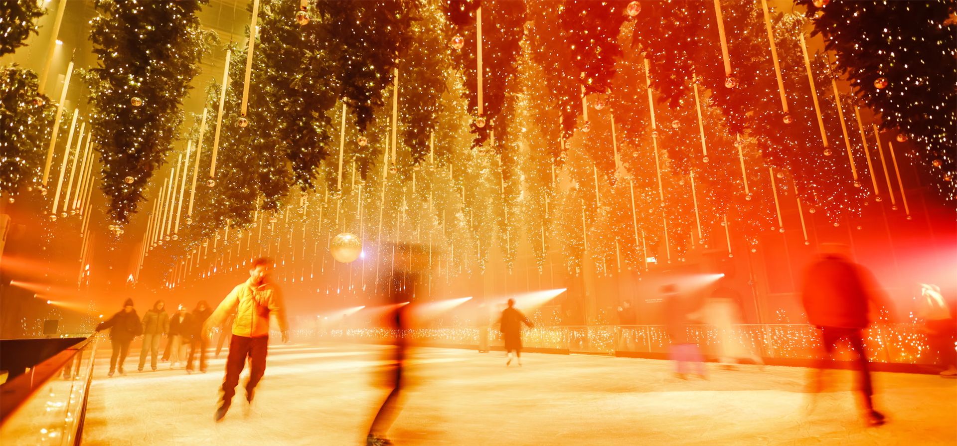 La gente patina en una pista de hielo en la instalación artística 'Forest - Winterlights 2025' del artista de luz y medios Christopher Bauder en su galería de arte Dark Matter, Berlín, Alemania. Fotografía: Hannibal Hanschke/EPA La gente patina en una pista de hielo en la instalación artística 'Forest - Winterlights 2025' del artista de luz y medios Christopher Bauder en su galería de arte Dark Matter, Berlín, Alemania. Fotografía: Hannibal Hanschke/EPA
