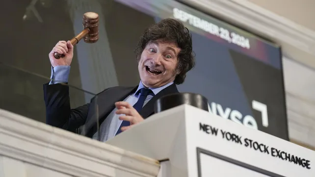 El presidente de Argentina, Javier Milei, posa para fotografías después de tocar la campana de apertura en la Bolsa de Valores de Nueva York, en Nueva York, el lunes 23 de septiembre de 2024. (Foto AP/Seth Wenig)