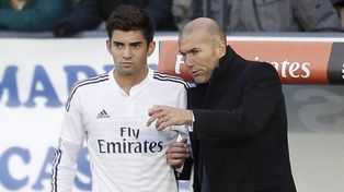 Enzo Zidane junto a su padre, Zinedine, cuando vestía la camiseta de Real Madrid.&nbsp;