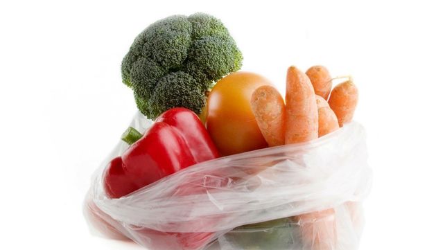 Francia prohibió el uso de envases plásticos para frutas y verduras