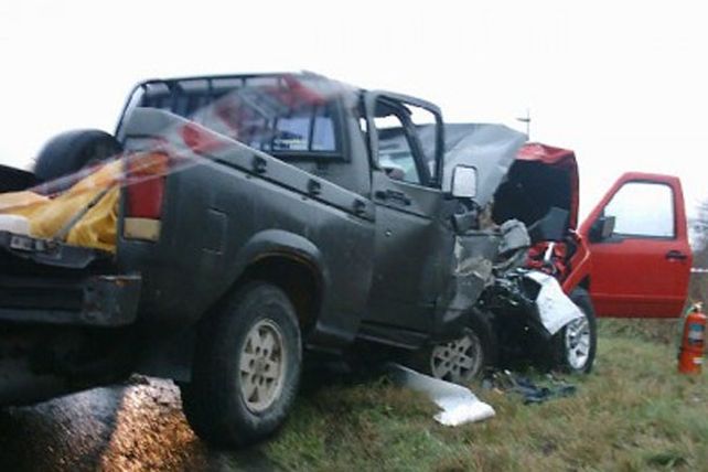 Chocaron de frente dos camionetas bajo la lluvia y murió una mujer oriunda de Viale