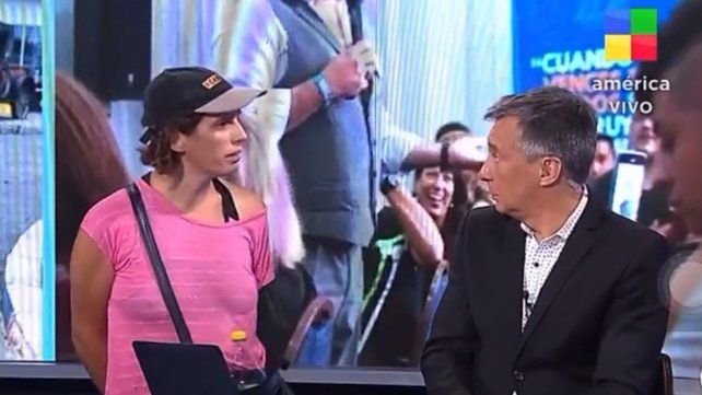 Una mujer sorprendió a Rolando Graña al irrumpir durante el noticiero de América