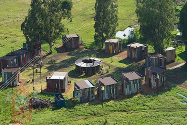 Un lujoso hotel que simula ser un asentamiento