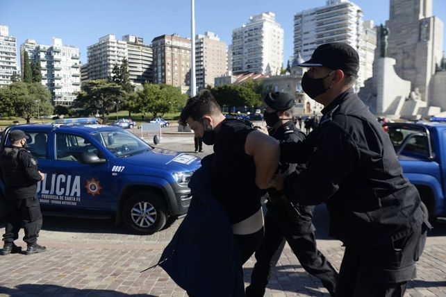 La detención de uno de los manifestantes.