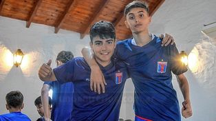 Benjamín Agüero Maradona junto a su amigo de la categoría 2009 de Tigre