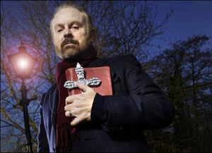 Un reverendo se suma al boom de las redes sociales y practica exorcismos a través de Youtube