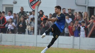 Figura en Álvarez.&nbsp; El arquero Santiago Salto ingresó por la expulsión de Alvaro Volpi, le atajó un penal a Martínez y así el albiazul se llevó un punto del estadio Ángel Moscoloni.