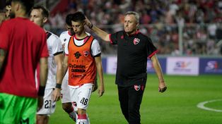 Ricardo Lunari no pudo encontrarle la vuelta al partido, ni siquiera con los cambios que realizó.