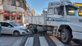 Un automóvil Peugeot 208 y un camión mercedes Benz tipo tolva chocaron cuando circulaban en el mismo sentido