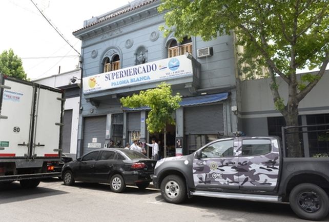 Tras la pista de la granada. En este supermercado de San Martín al 1500 la Tropa Operaciones Especiales halló cerca de 3 millones de pesos. (Silvina Salinas / La Capital)