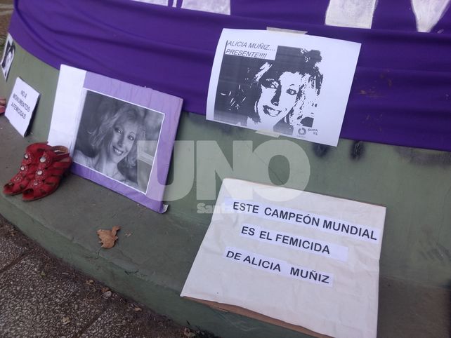 El monumento a Carlos Monzón se tiñó de lila en la Costanera