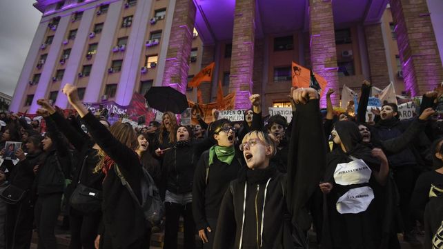 Una multitud vestida de negro marchó contra la violencia de género y los femicidios