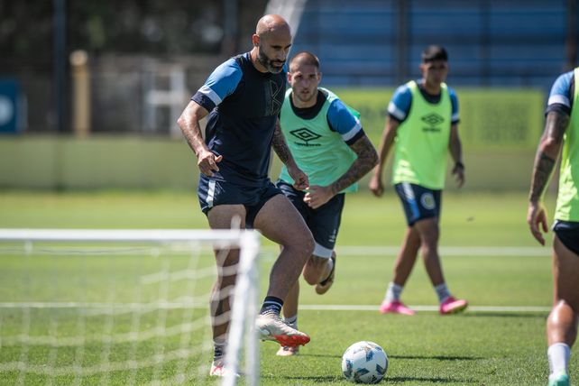 Carlos Quintana se quedó afuera del último partido. No lo quisieron arriesgar, pero llegaría bien al domingo.