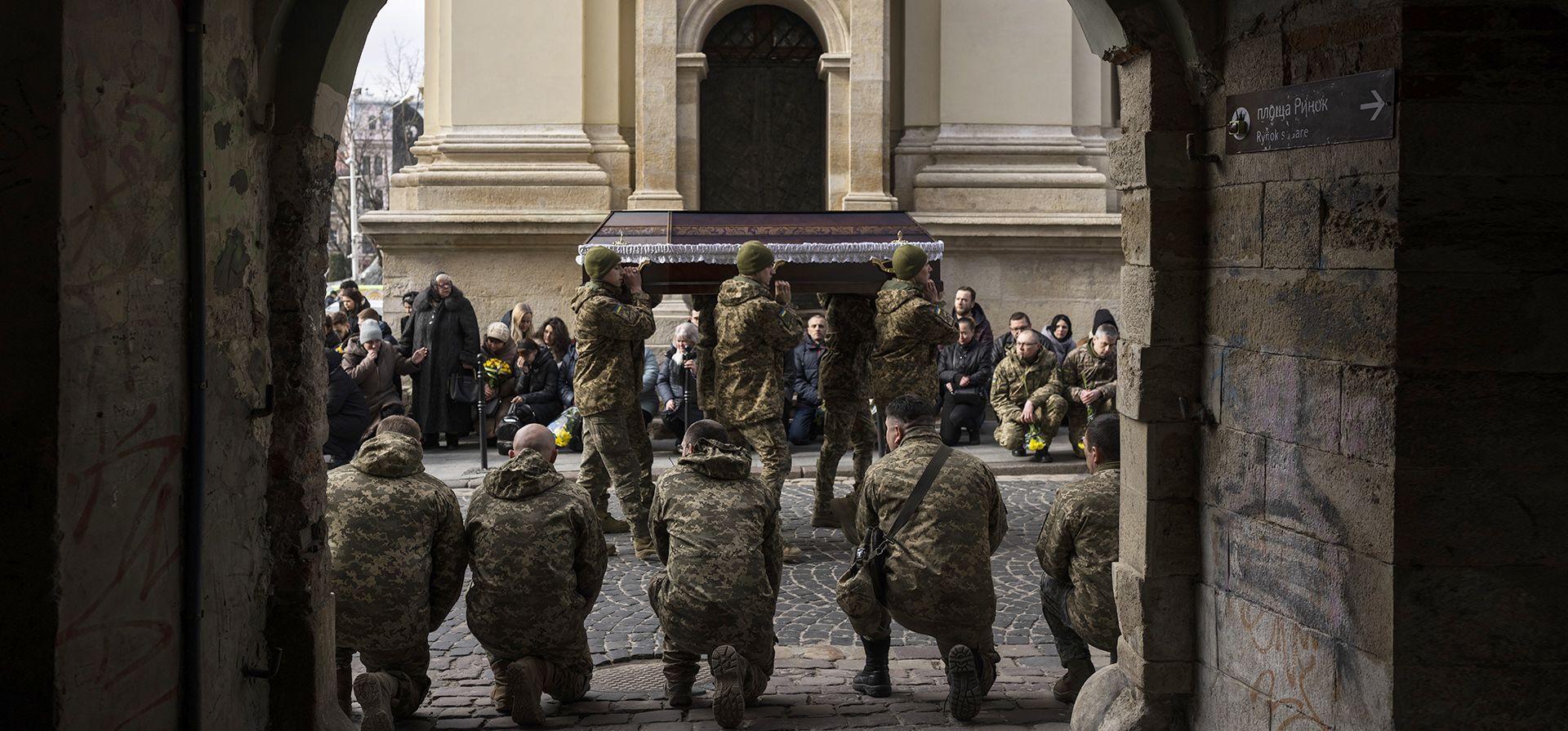 Militares llevan el ataúd del soldado Andrii Bontsiun, de 42 años, durante una ceremonia fúnebre fuera de la Iglesia de los Santos Apóstoles Pedro y Pablo en Lviv, en el oeste de Ucrania, el jueves 23 de febrero de 2023. (Foto AP/Petros Giannakouris)