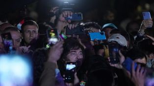 Le roban el celular a un movilero durante el cierre de campaña de Adorni