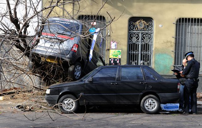 Esta Partner se incrustó en un árbol y un Duna en el barrio porteño de Boedo.