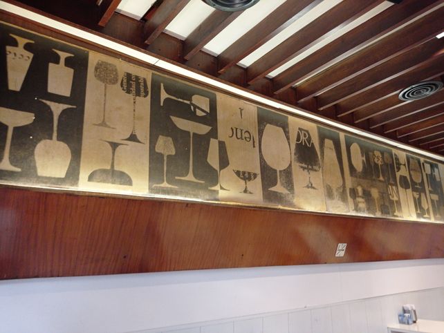 Mural de copas de vino que forma parte de la decoración del bar desde el año 1963.