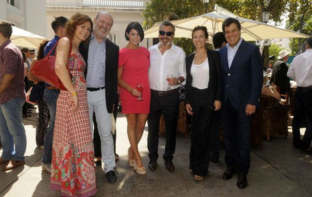Daniel Vila y Pamela David junto a invitados a la fiesta.