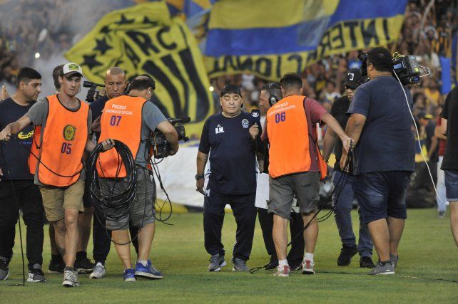 Ultima visita. Diego camina en el césped del Gigante, que lo respetó.