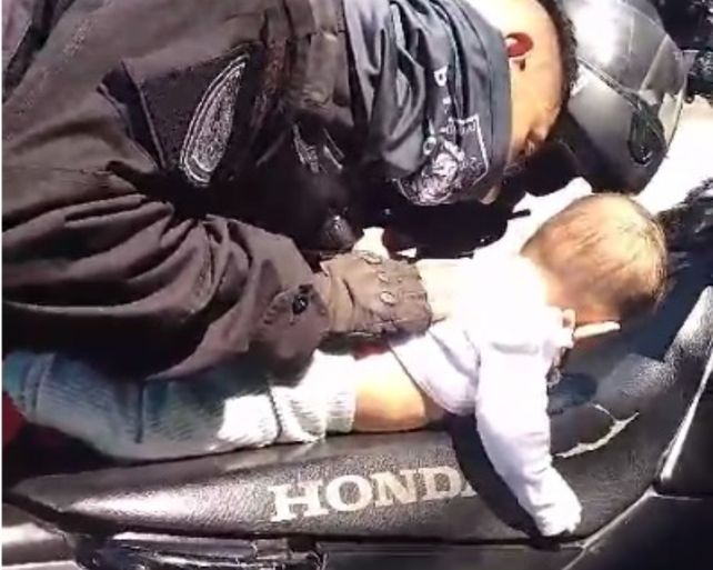 Policías auxiliaron a una beba que estaba desvanecida