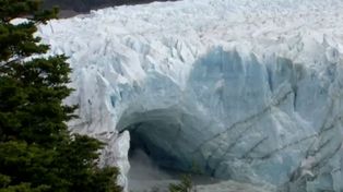 Miles de turistas aguardan la ruptura del arco de hielo del glaciar Perito Moreno