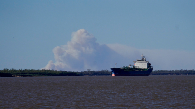 Una columna de humo proveniente de las islas