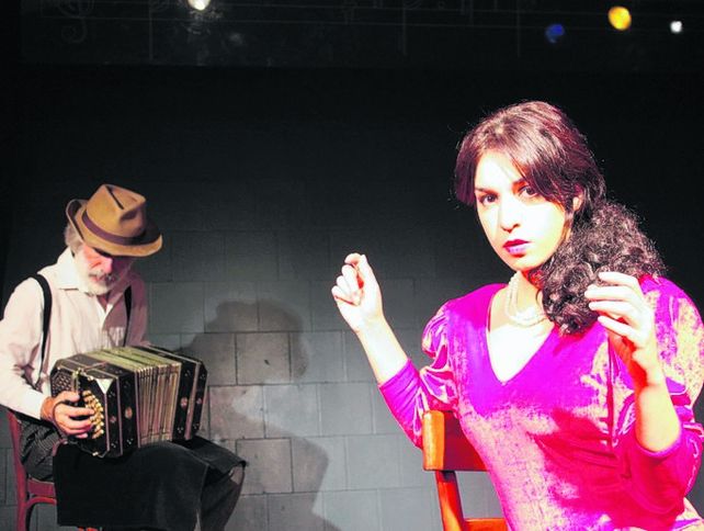 a dúo. La cantante Verónica Marchetti y el bandoneonista Diego Saavedra.&nbsp;