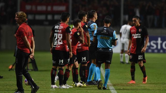 Heinze de espaldas. Los cuatro jugadores a punto de saltar a la cancha. Hizo cuatro cambios juntos y enseguida el quinto. No hubo caso y perdió Newells.